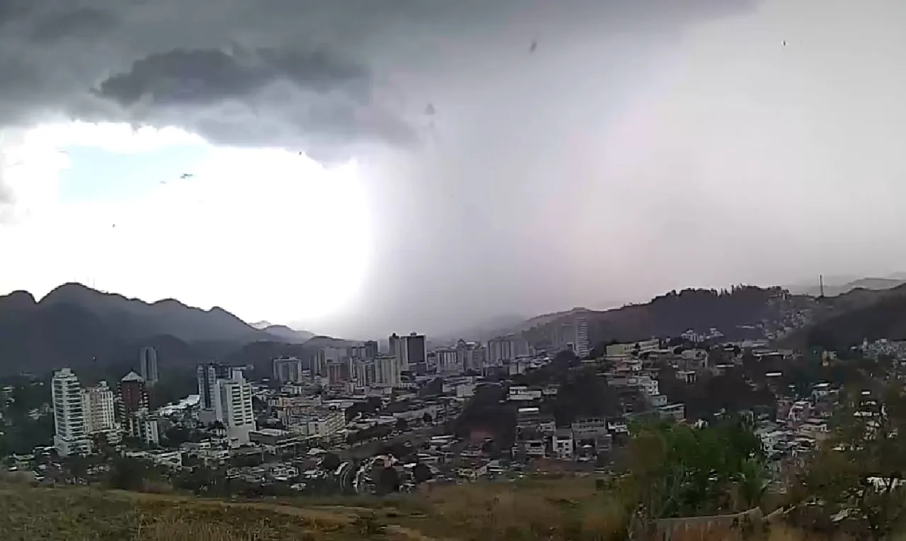 Imagem de câmera da Clima ao Vivo, retratando tempo chuvoso no Rio de Janeiro
